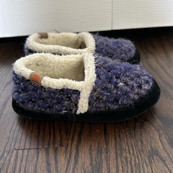Acorn Kids Sherpa Slippers - Picture 2 of 5